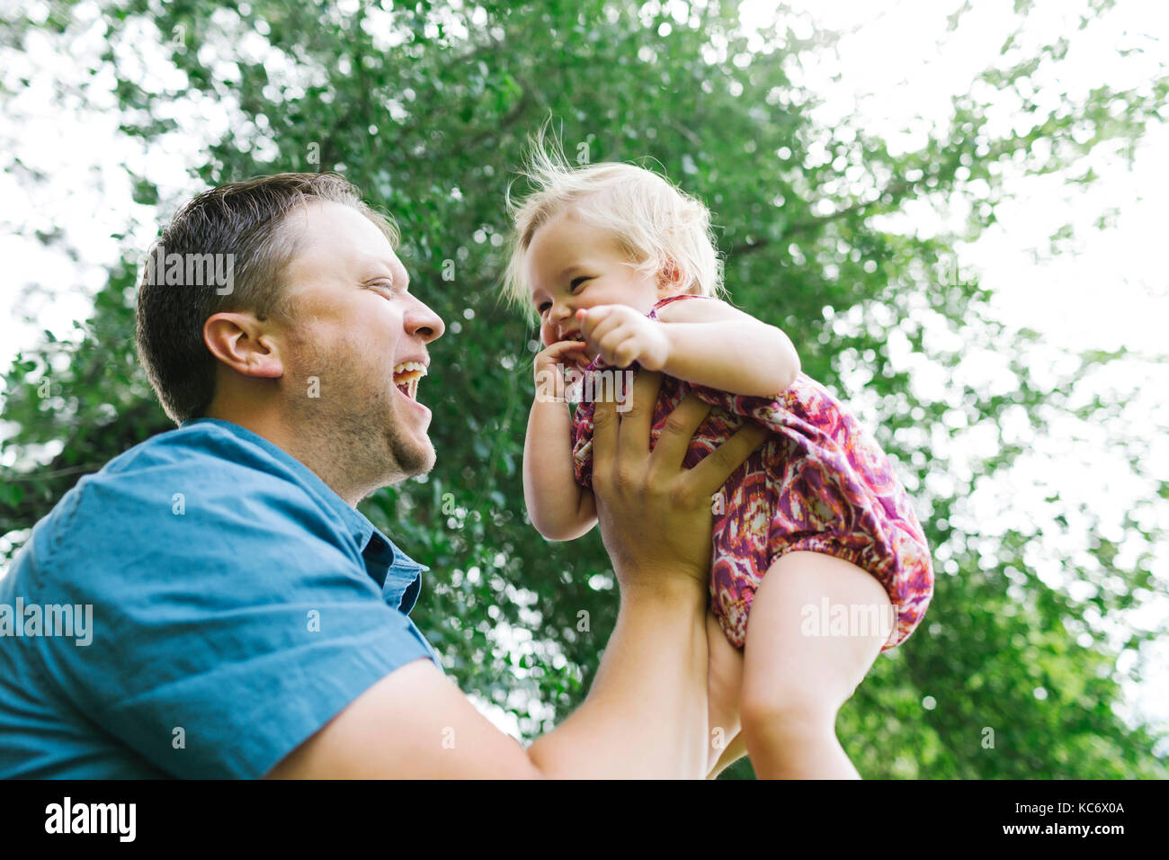 Vater spielen mit baby girl (12-17 Monate) im Hinterhof Stockfoto