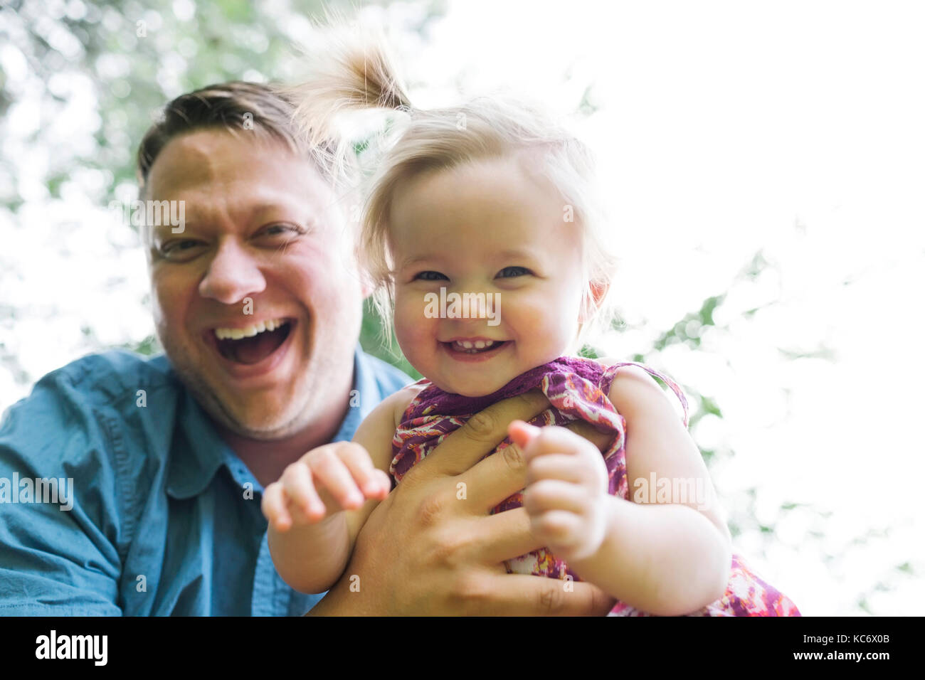 Vater spielen mit baby girl (12-17 Monate) im Hinterhof Stockfoto