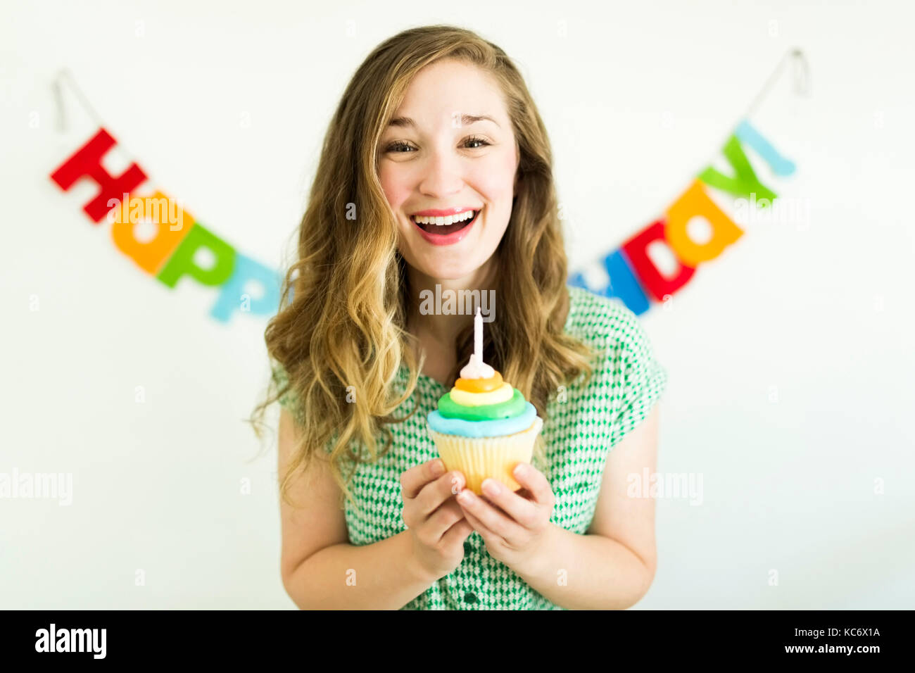 Mitte der erwachsenen Frau Geburtstag Kerze ausblasen Stockfoto