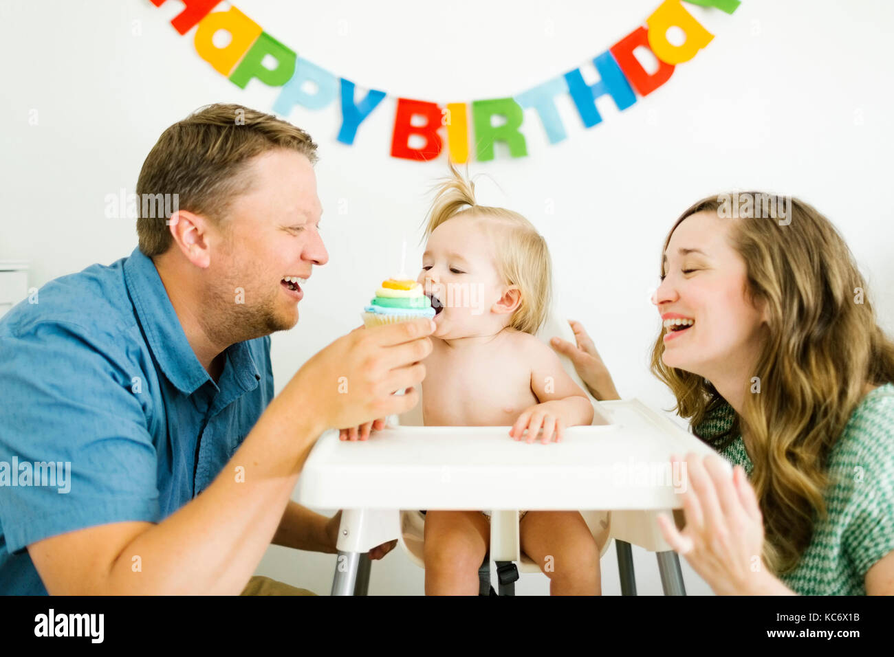 Mutter und Vater feiert ersten Geburtstag der Tochter (12-17 Monate) Stockfoto