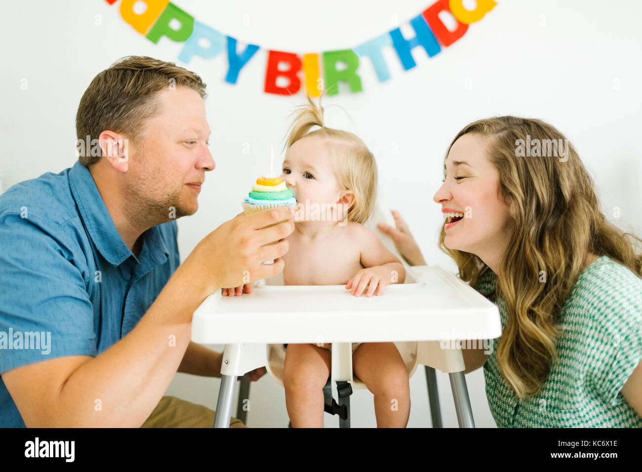 Mutter und Vater feiert ersten Geburtstag der Tochter (12-17 Monate) Stockfoto