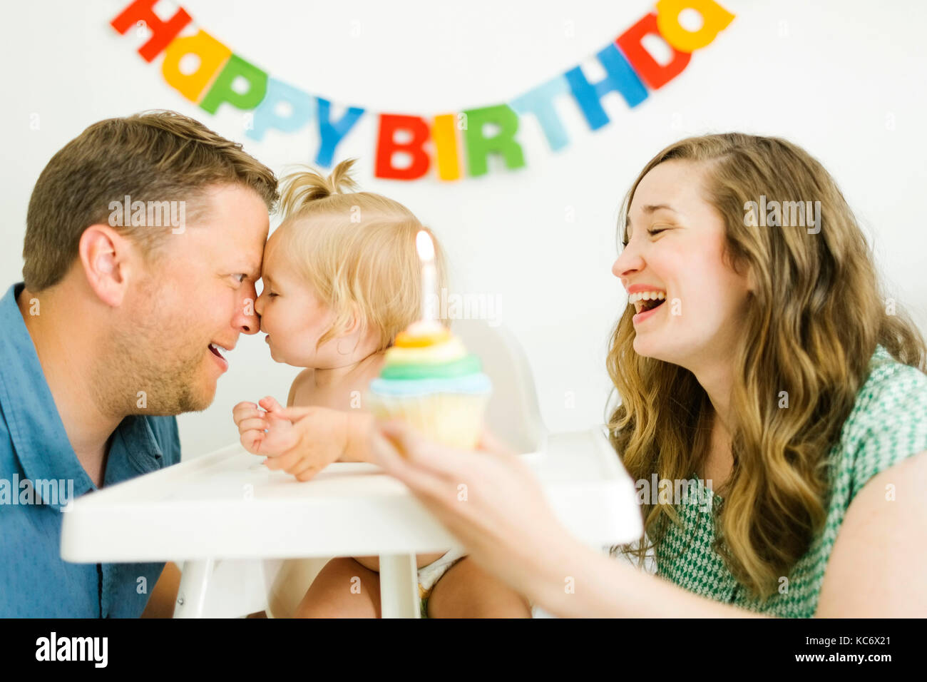 Mutter und Vater feiert ersten Geburtstag der Tochter (12-17 Monate) Stockfoto
