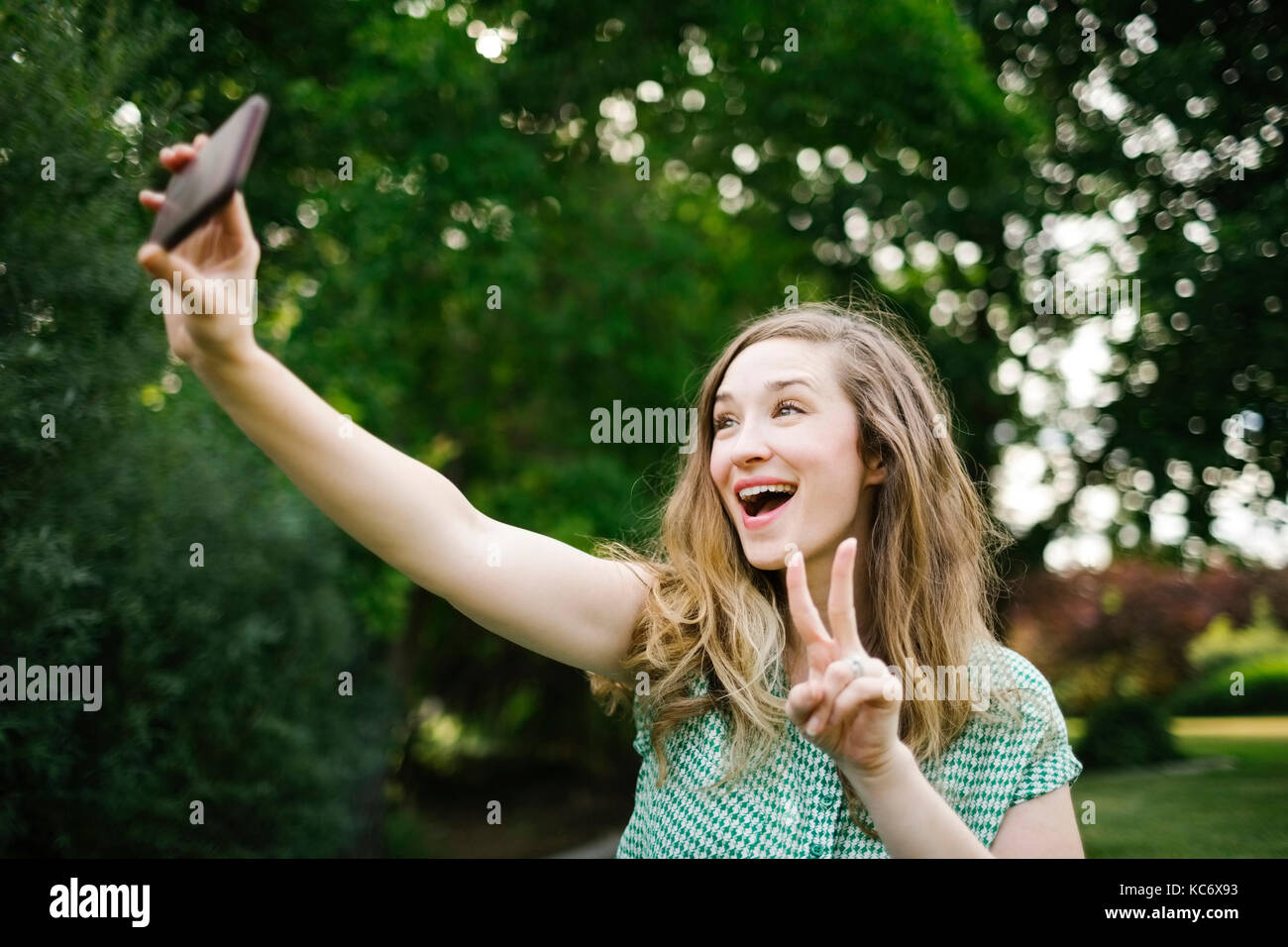 Schöne Frau unter selfie Stockfoto