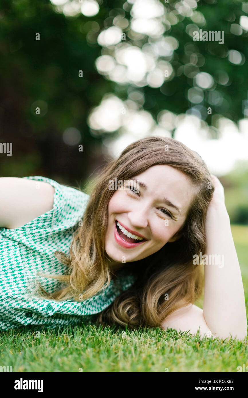 Portrait von liegende Frau auf Gras und Lachen Stockfoto