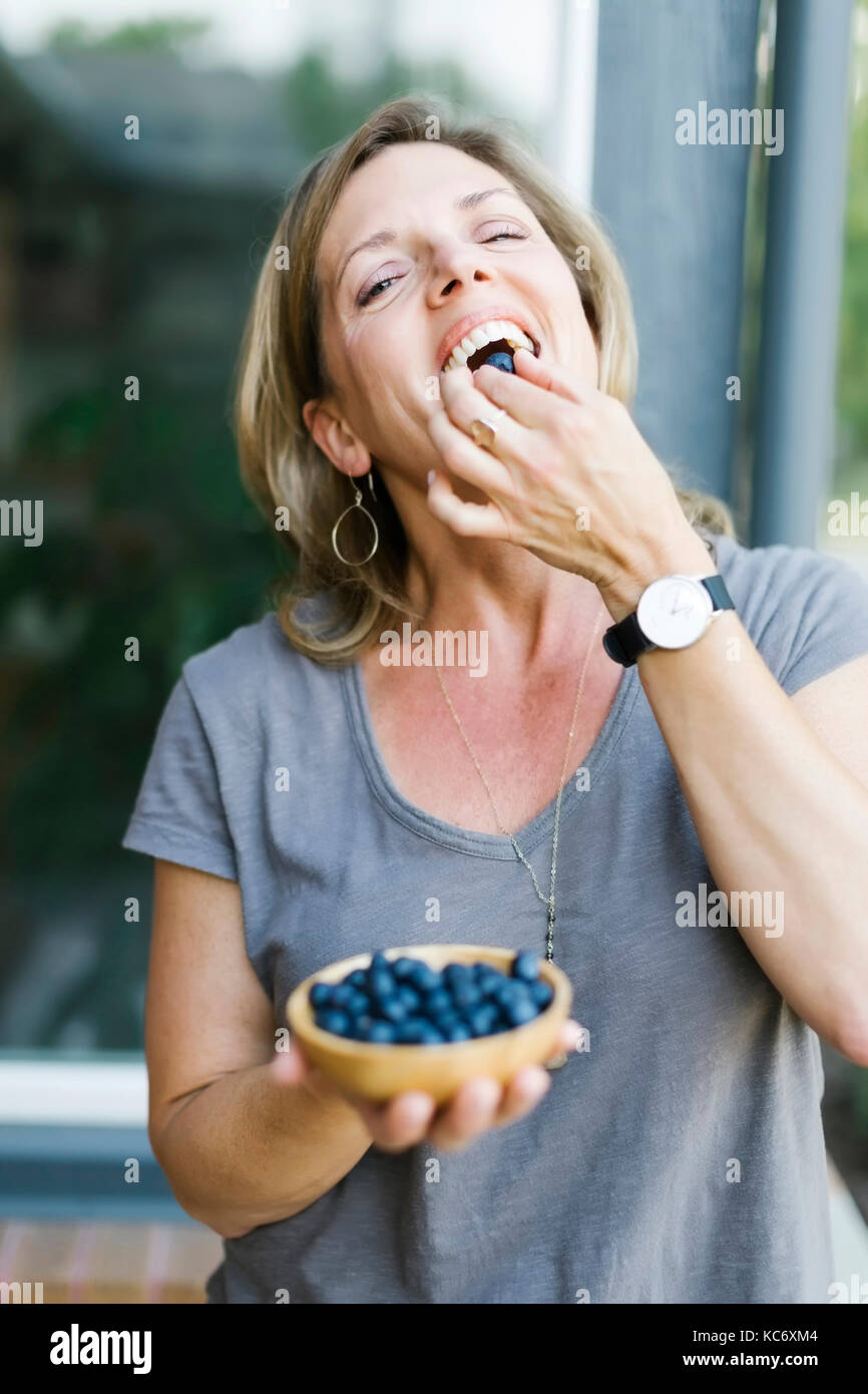 Frau Essen Blaubeeren Stockfoto