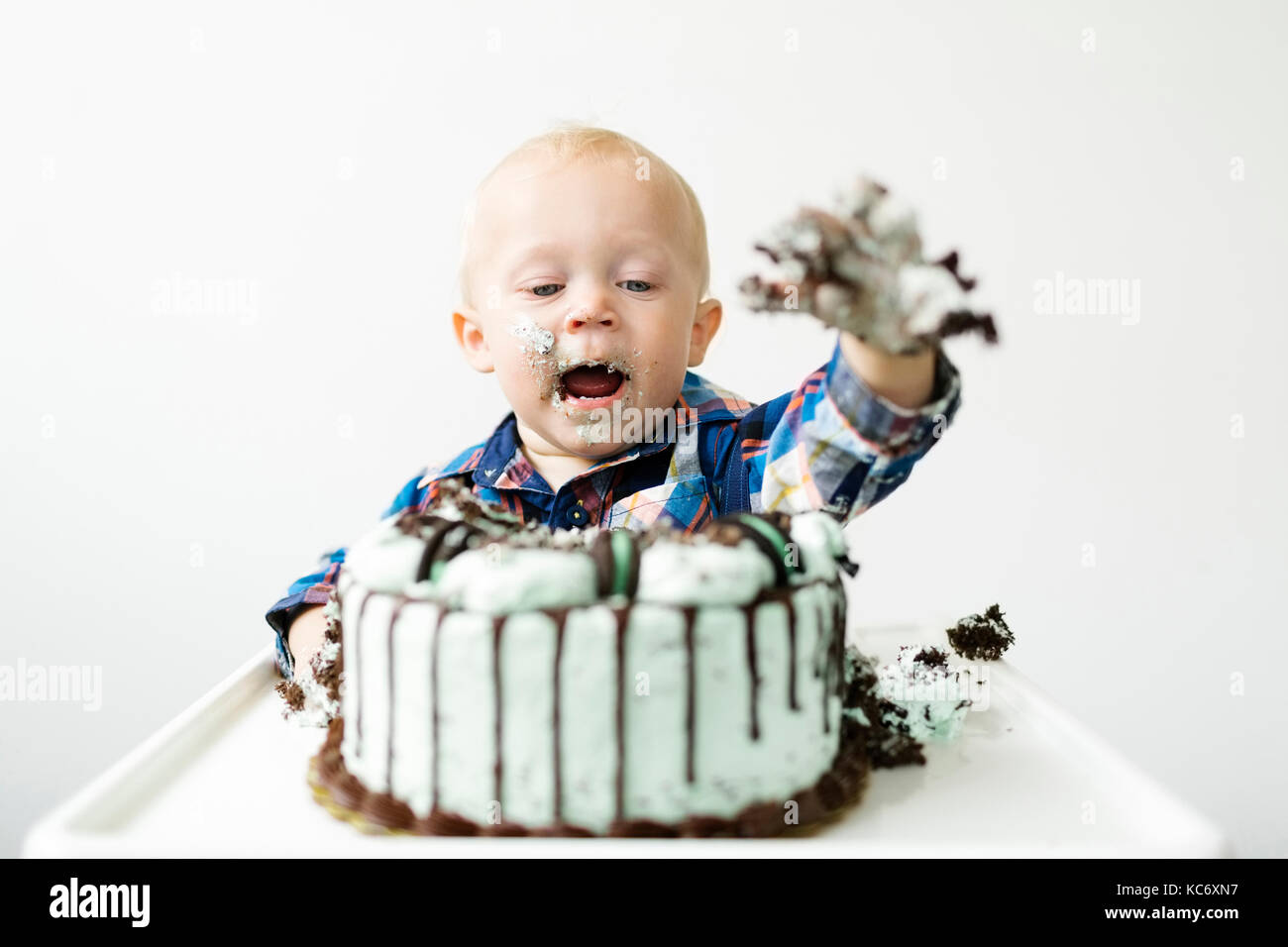 Baby Boy (12-17 Monate) essen Geburtstagskuchen Stockfoto