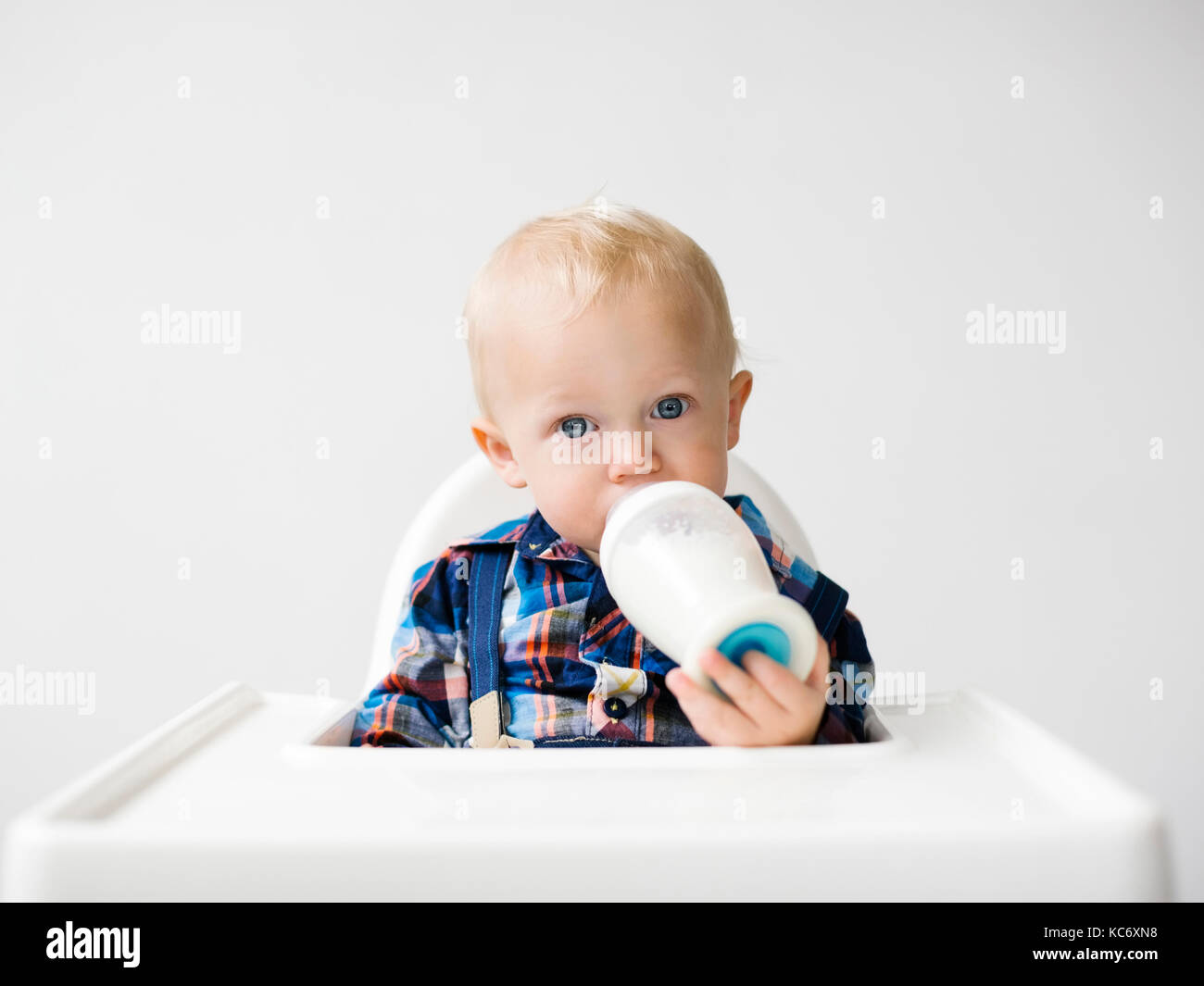 Studio shot der Boy (12-17 Monate) das Trinken aus der Flasche Stockfoto