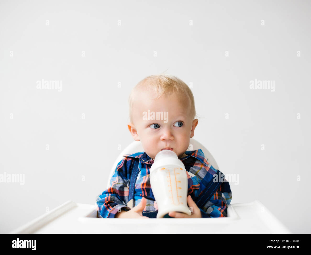 Studio shot der Boy (12-17 Monate) das Trinken aus der Flasche Stockfoto