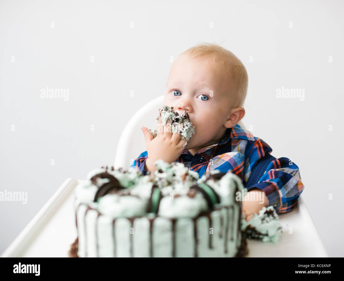 Baby Boy (12-17 Monate) essen Geburtstagskuchen Stockfoto