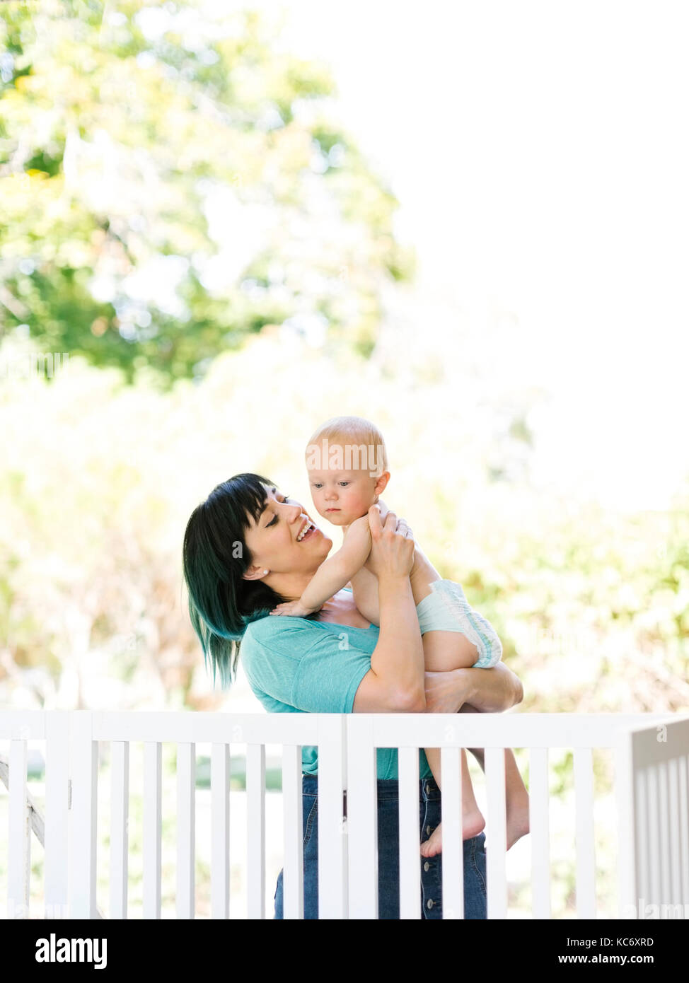 Mutter mit Baby Boy (12-17 Monate) auf der Veranda Stockfoto