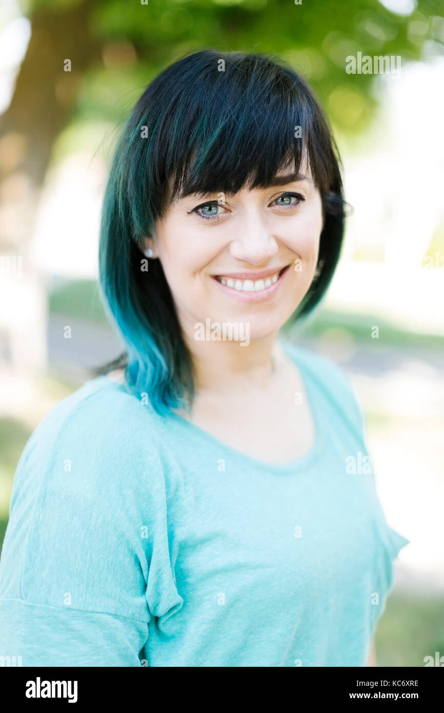 Porträt der lächelnde Frau mit blauen ombre Haar Stockfoto