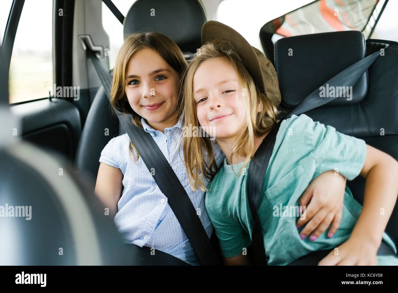 Bruder und Schwester (6-7) (8-9) im Auto sitzen Stockfoto