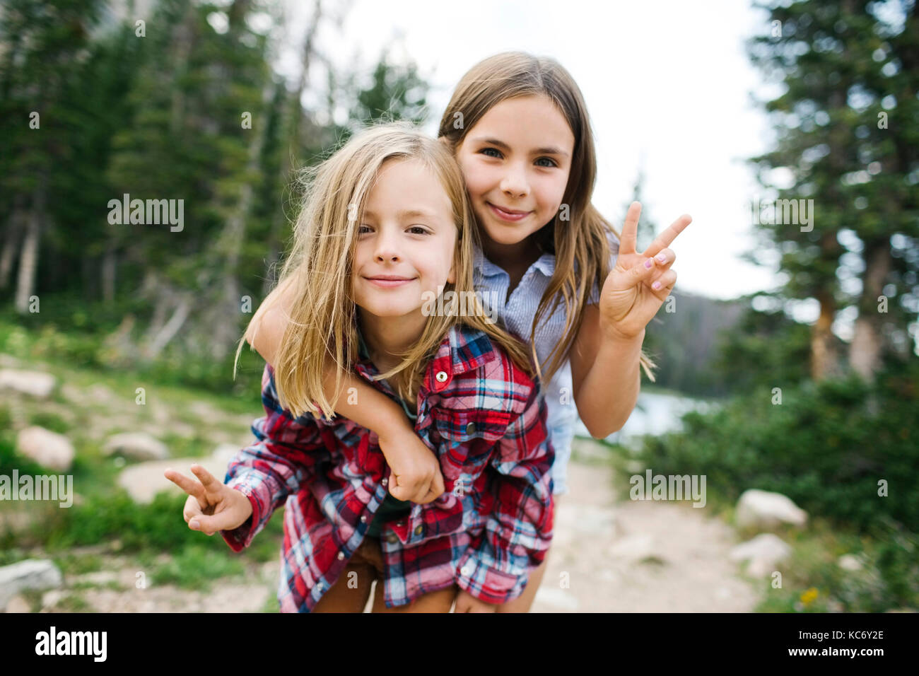 Outdoor Portrait von Bruder und Schwester (6-7) (8-9) im Wald Stockfoto