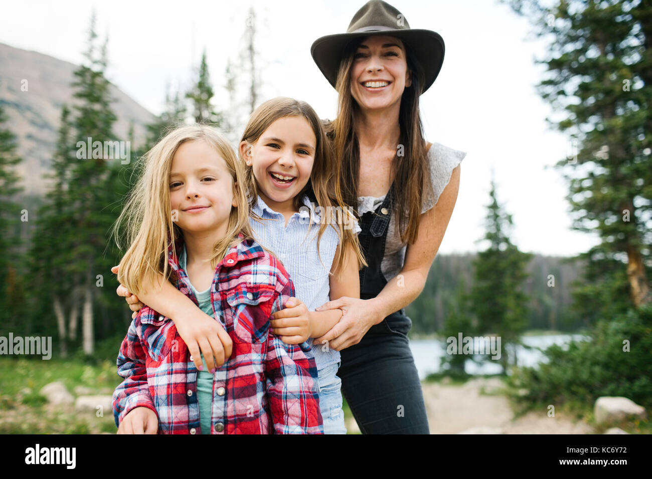 Outdoor Portrait von Mutter mit Kindern (6-7, 8-9) im Wald Stockfoto