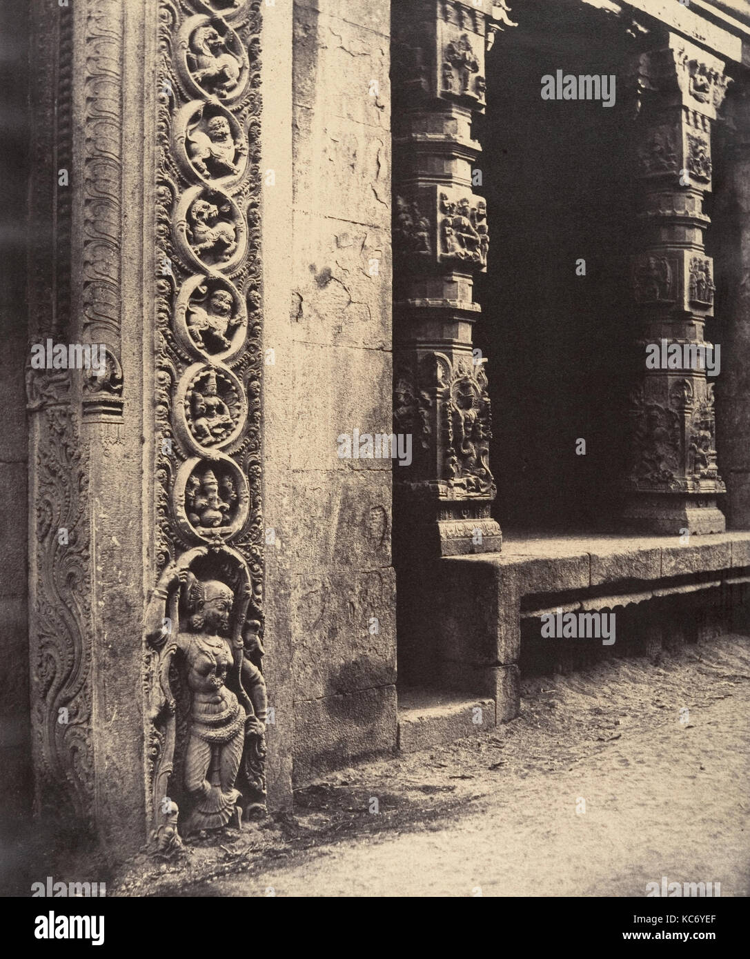 Säulen in der Vorhalle, versenkt in der Roya Gopuram mit der Basis einer der vier Skulpturen Monolithen, Madura Stockfoto