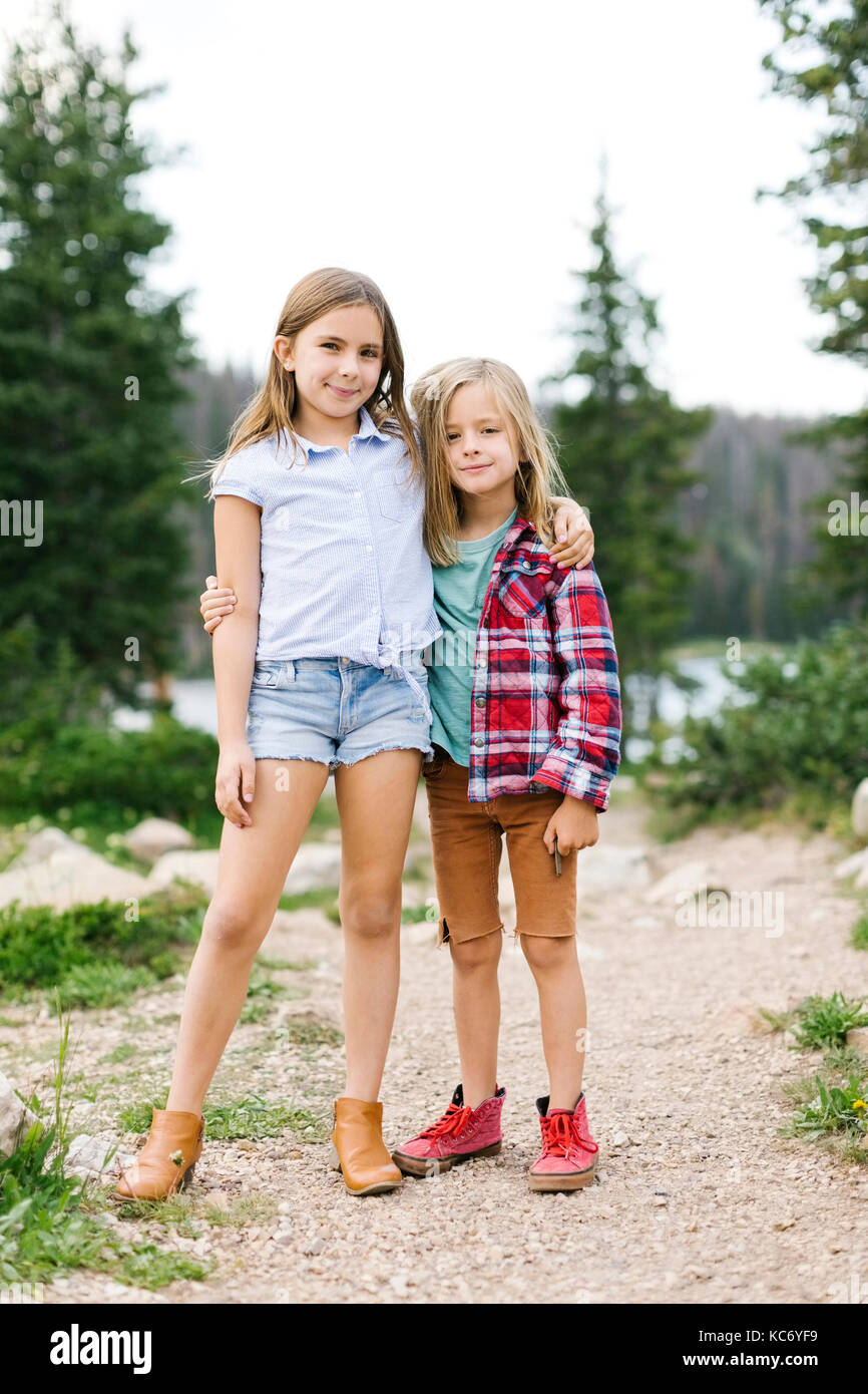 Outdoor Portrait von Bruder und Schwester (6-7) (8-9) im Wald Stockfoto