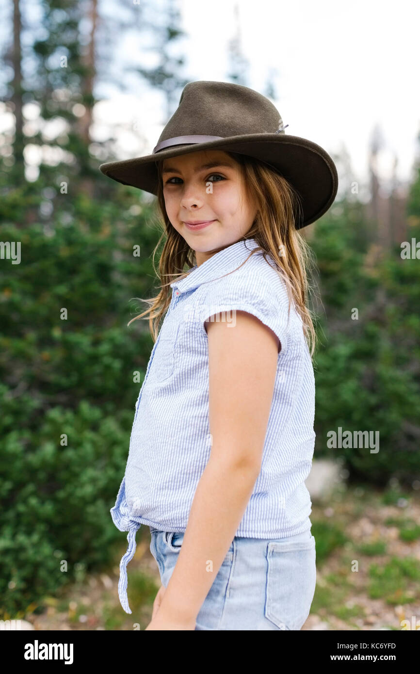 Outdoor Portrait von Mädchen (8-9) in hat Stockfoto