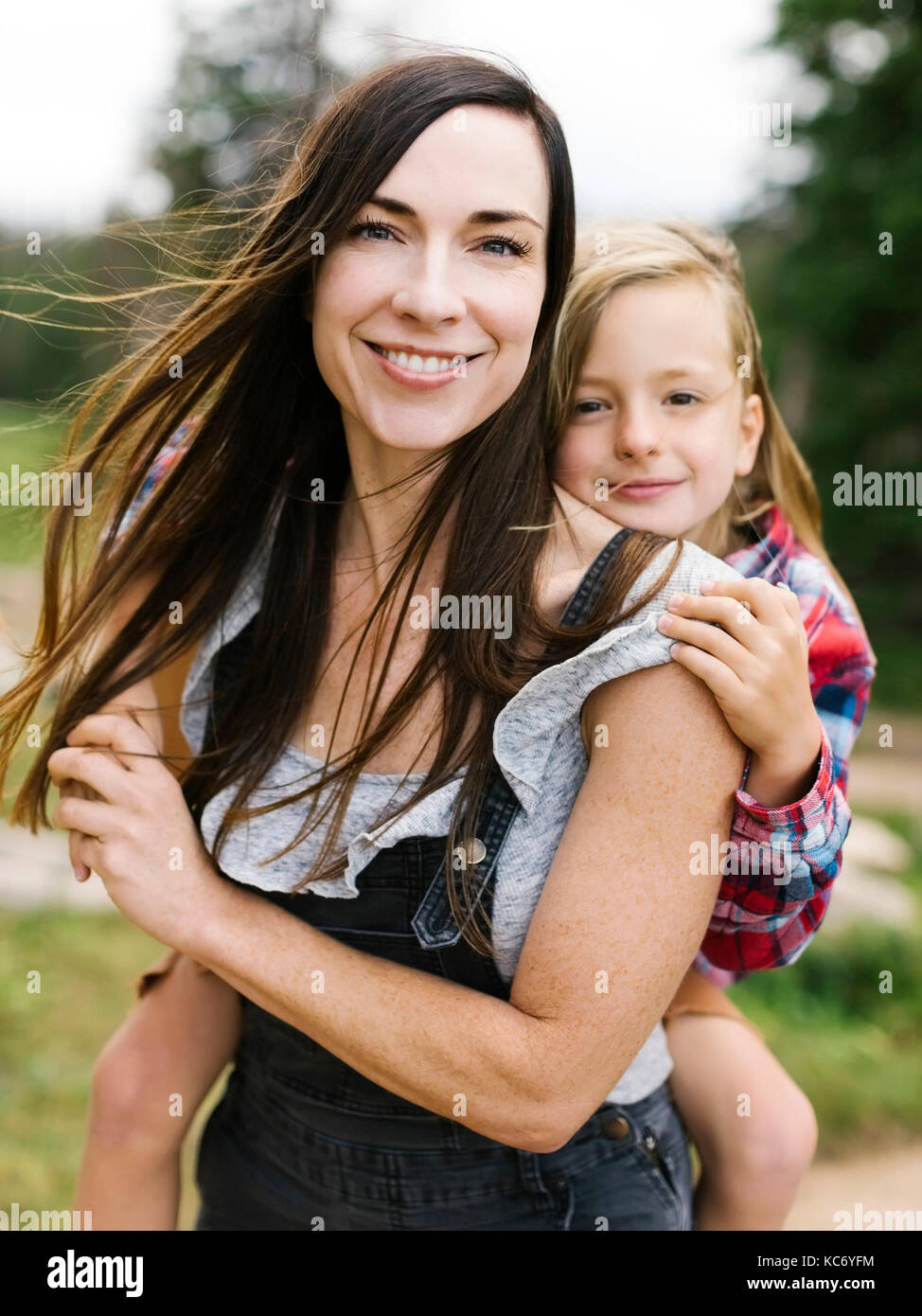 Outdoor Portrait von Mutter spielt mit Sohn (6-7) Stockfoto