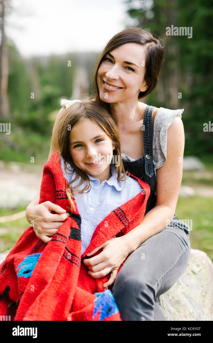Porträt der Mutter mit Tochter (8-9) im Wald Stockfoto