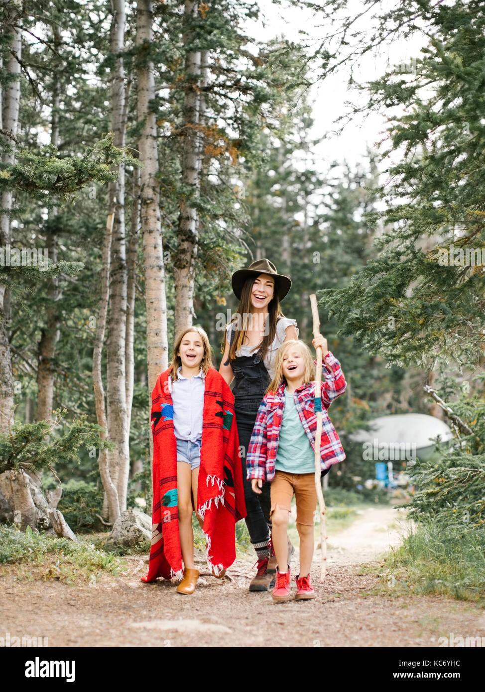 Mutter mit Sohn und Tochter (6-7) (8-9) Wandern im Wald Stockfoto