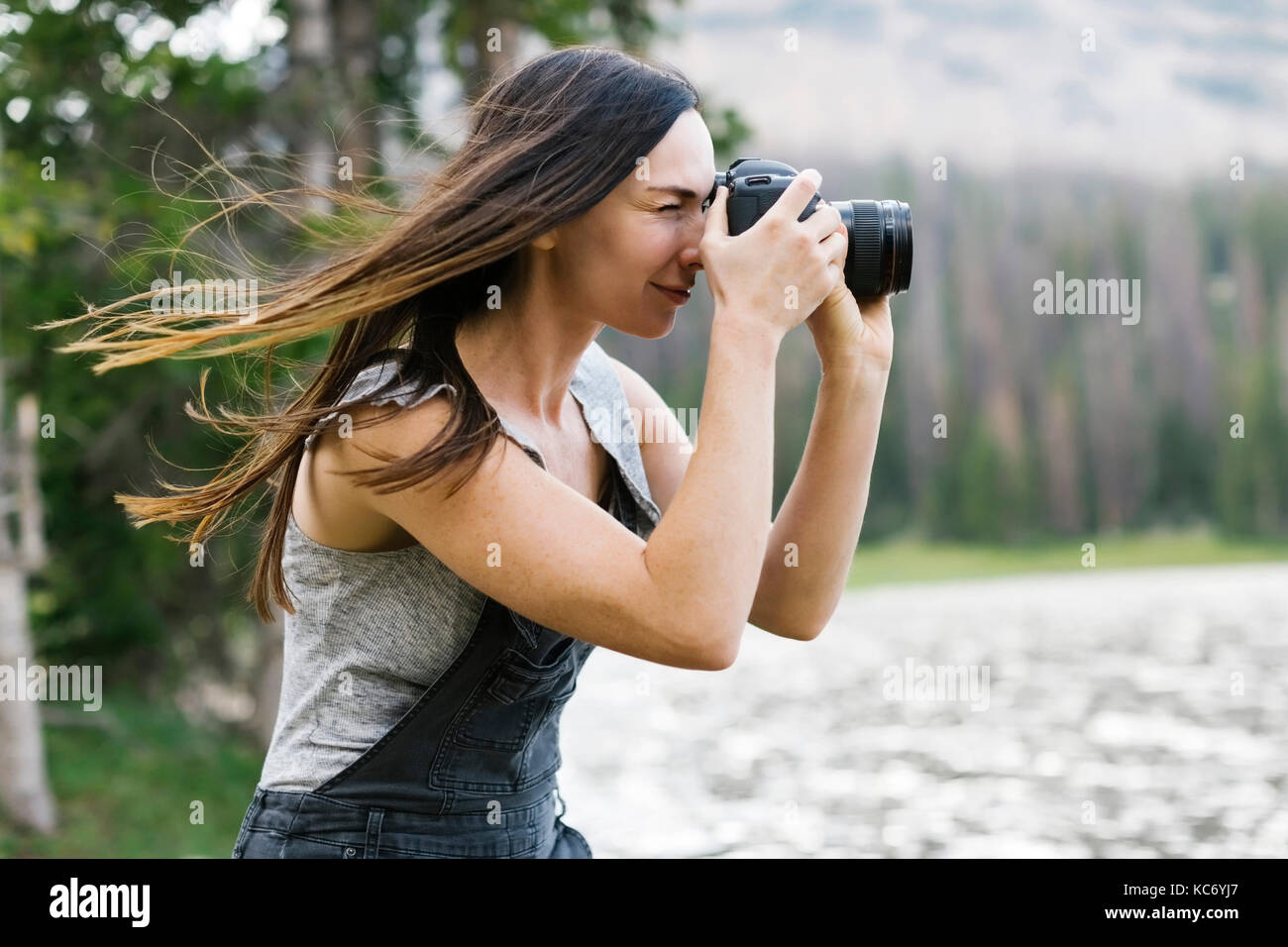 Frau Bilder aufnehmen, die von See Stockfoto