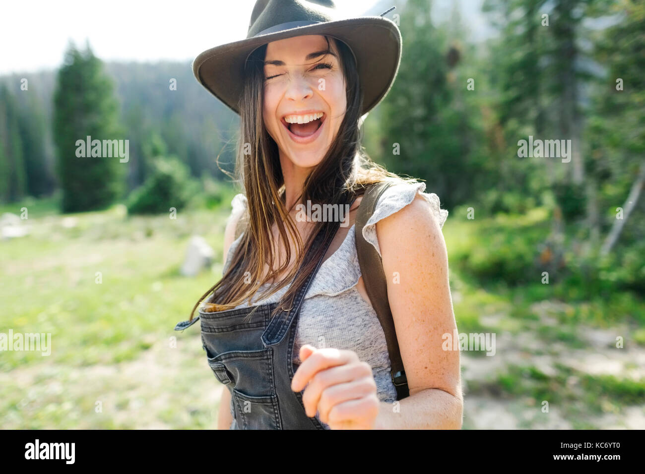 Portrait von Frau Wandern im Wald Stockfoto