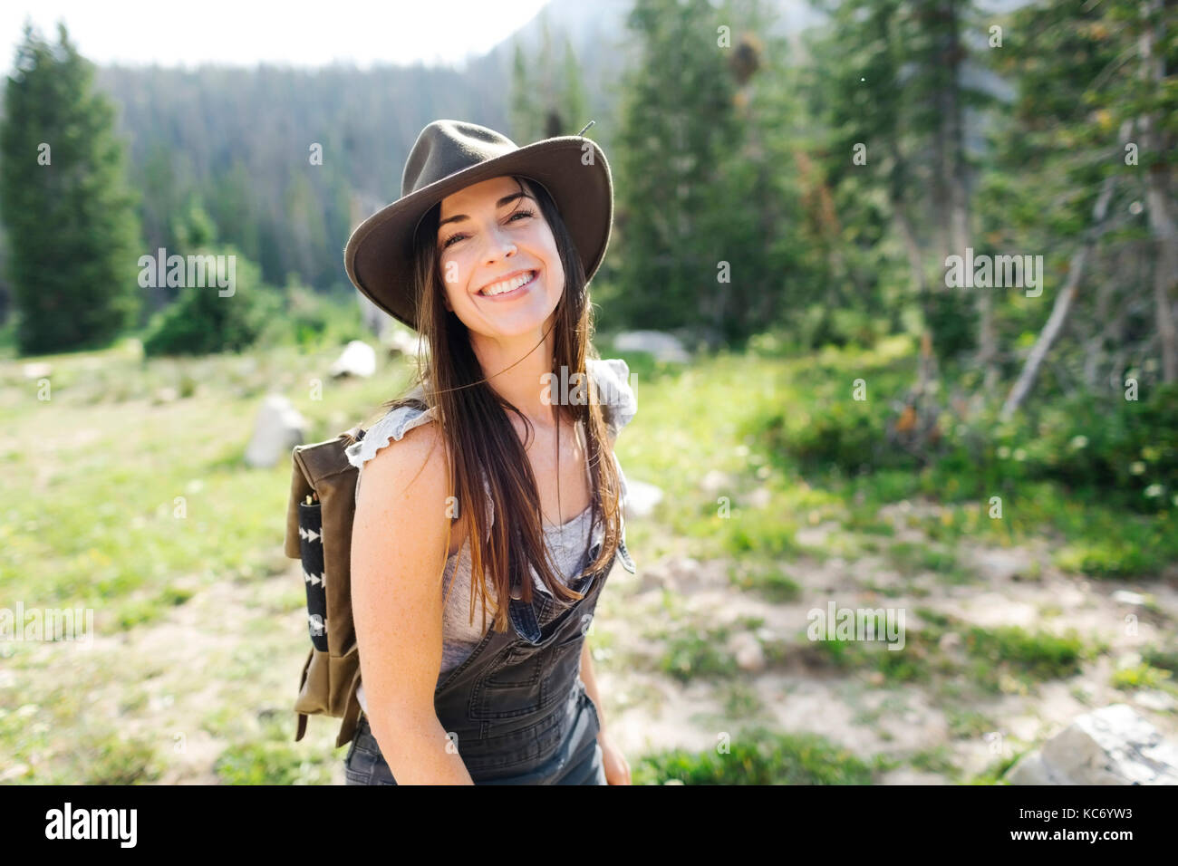 Portrait von Frau Wandern im Wald Stockfoto