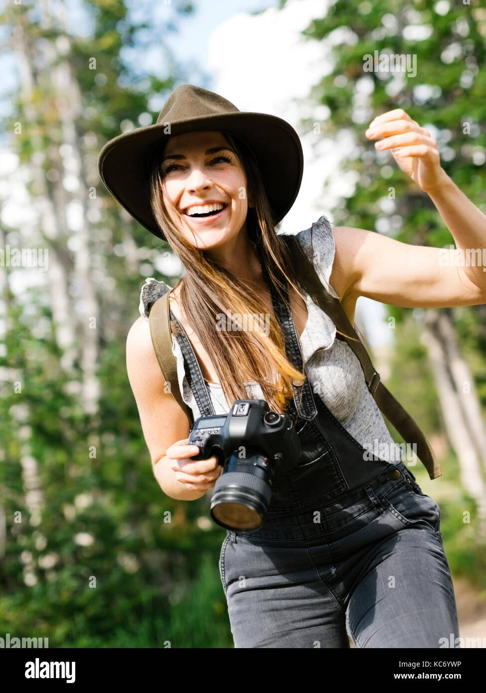 Frau mit Kamera wandern im Wald Stockfoto