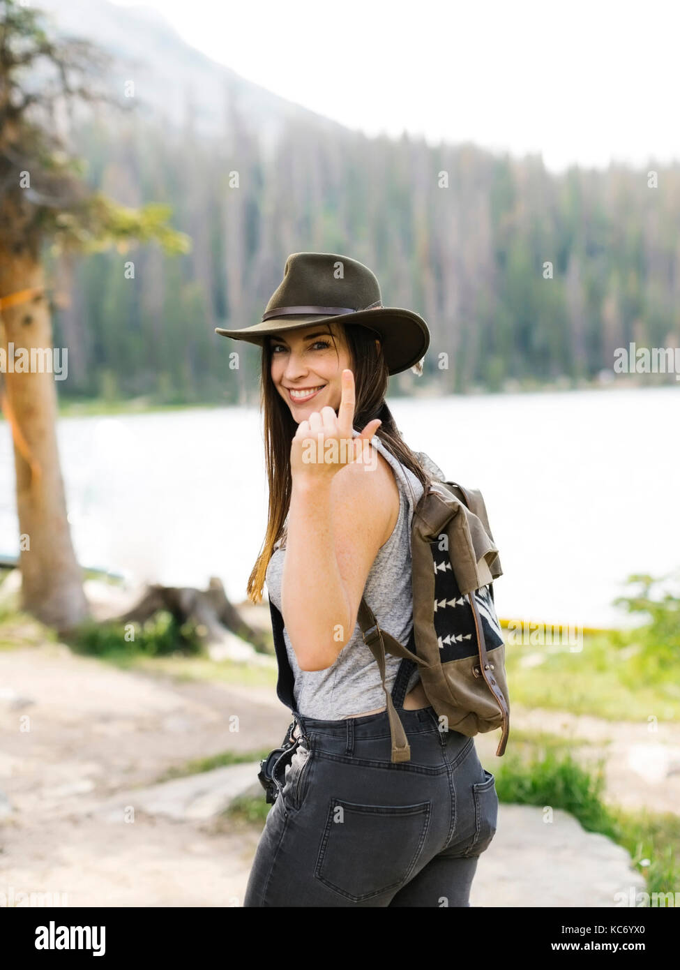 Portrait von Frau Wandern am See Stockfoto