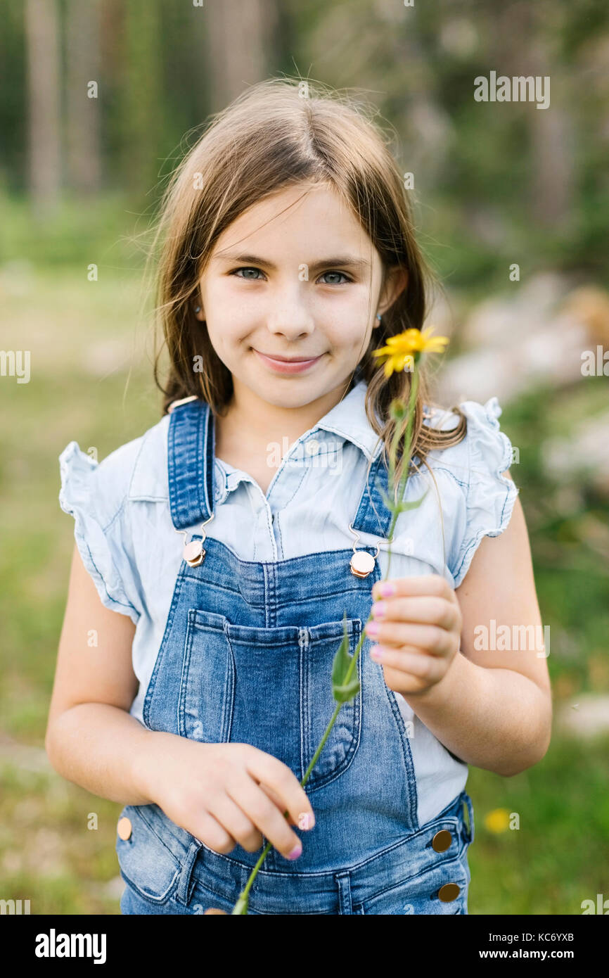 Portrait von Mädchen (8-9) Holding Wildblumen Stockfoto