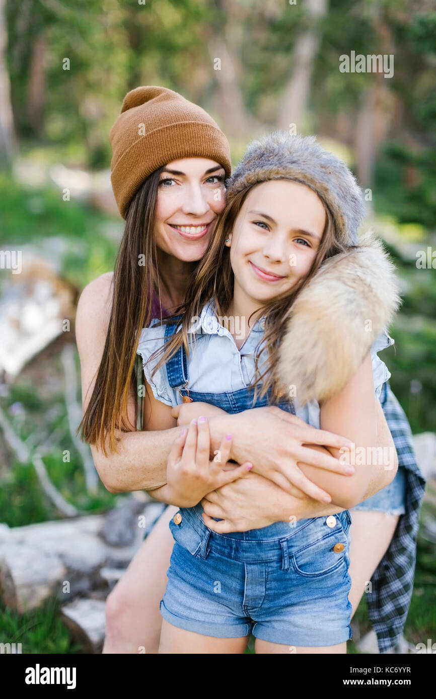 Porträt der Mutter mit Tochter (8-9) Wandern im Wald Stockfoto