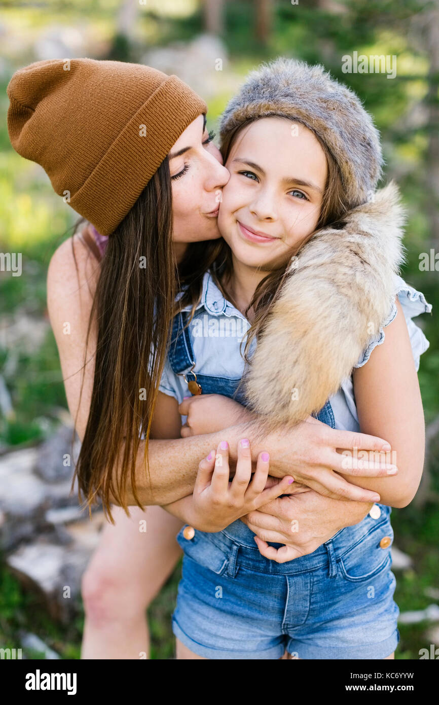 Porträt der Mutter mit Tochter (8-9) Wandern im Wald Stockfoto