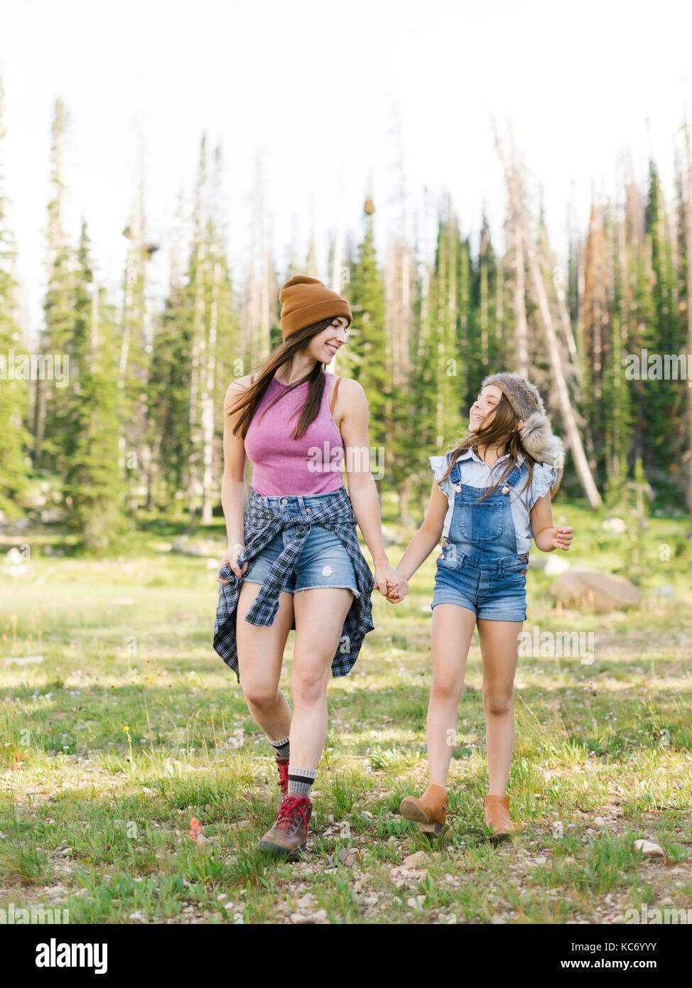 Mutter mit Tochter (8-9) Wandern im Wald Stockfoto