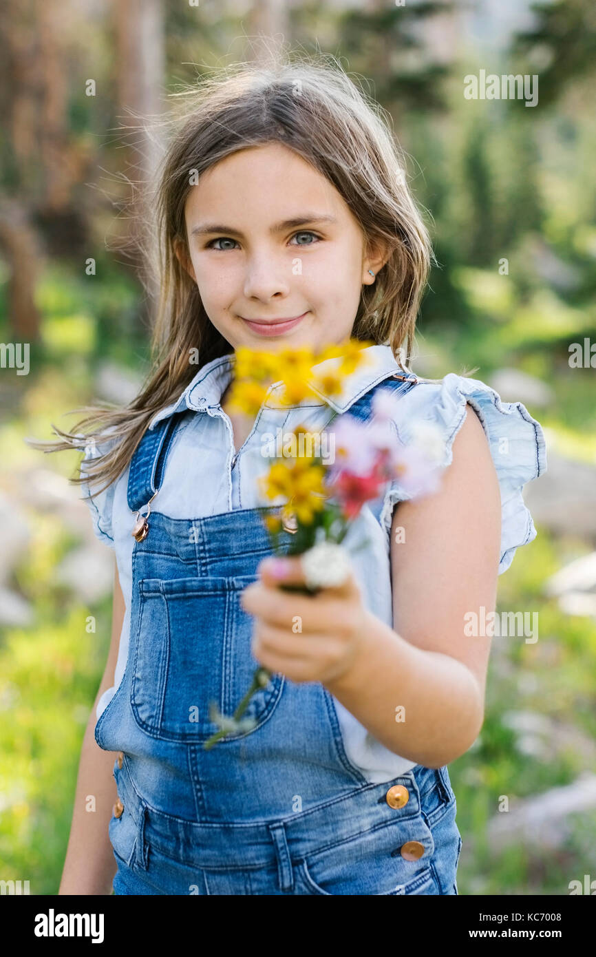 Portrait von Mädchen (8-9) Holding Wildblumen Stockfoto