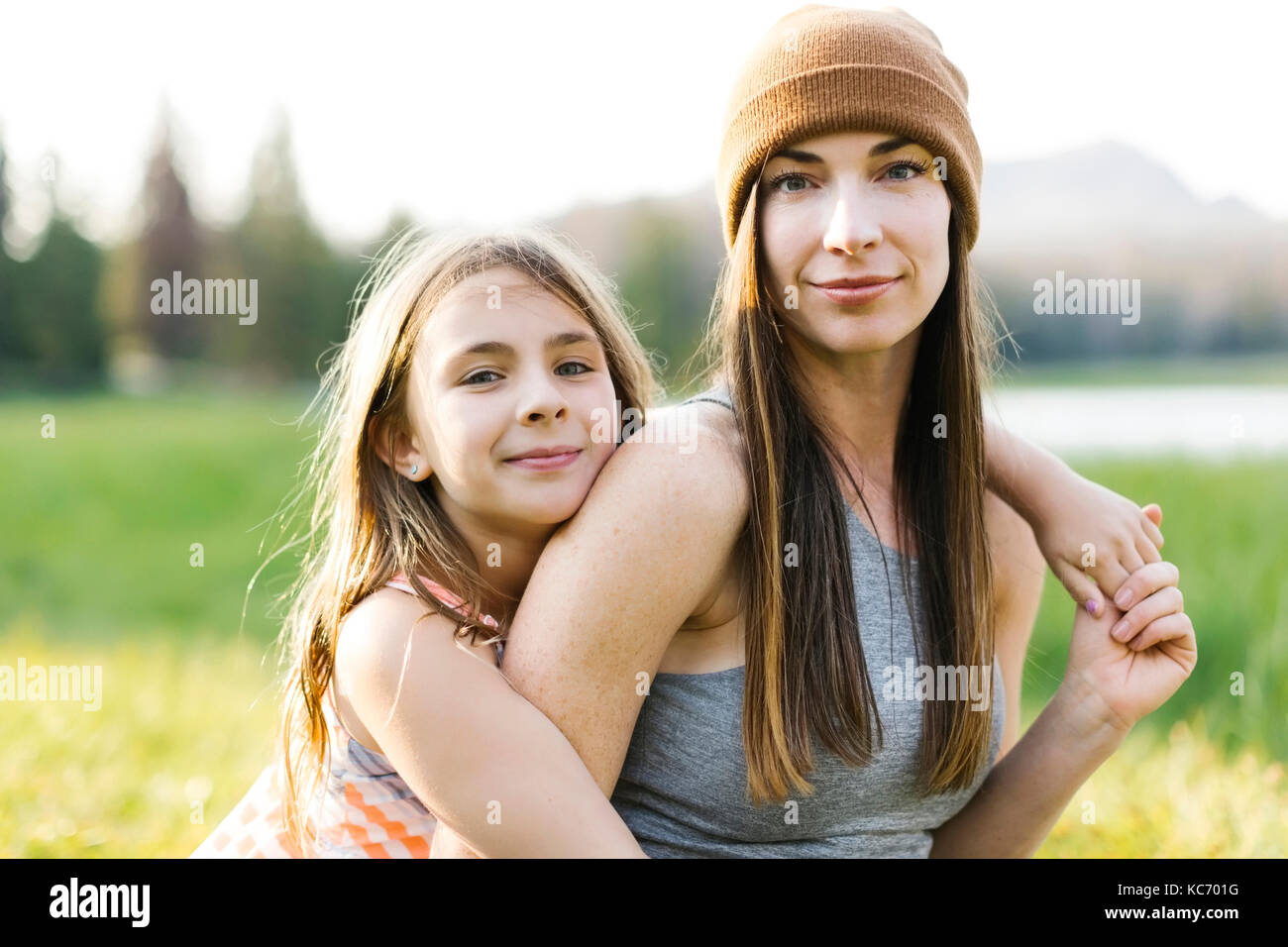 Portrait von Mutter und Tochter (8-9) in der Wiese Stockfoto