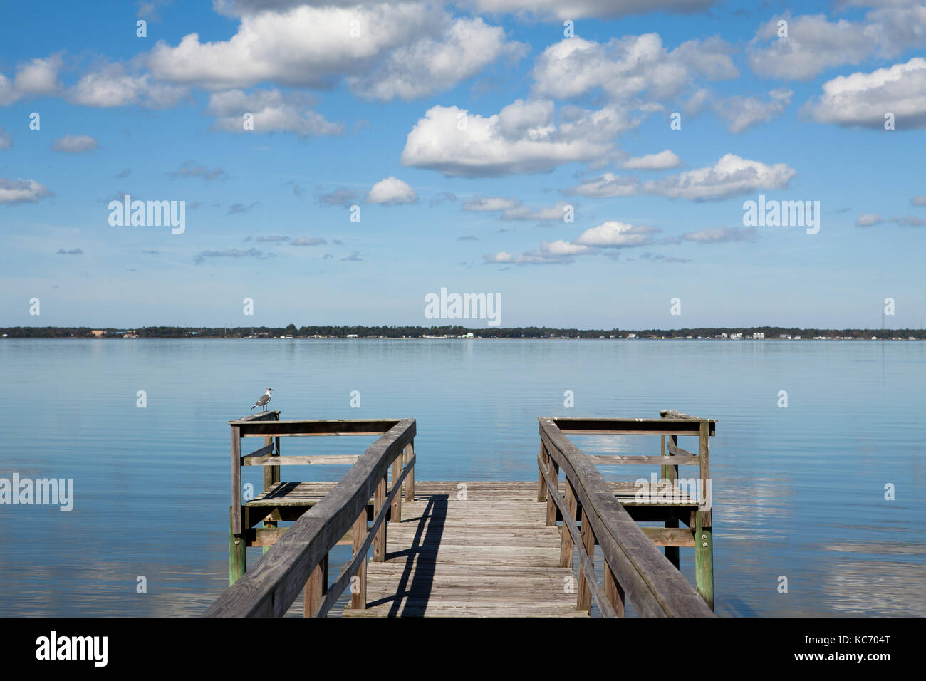 Usa, North Carolina, Pier an einem sonnigen Tag Stockfoto