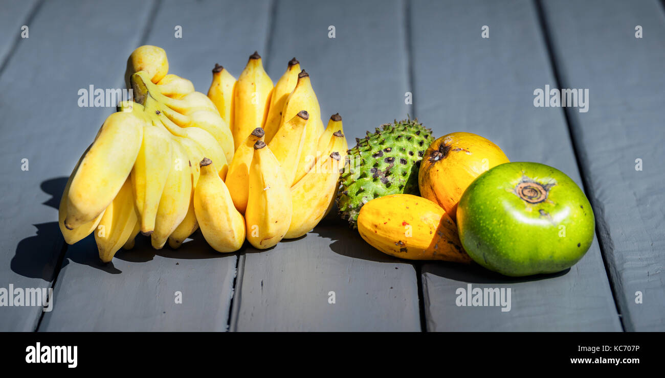 Früchte auf schwarzem Boden Stockfoto