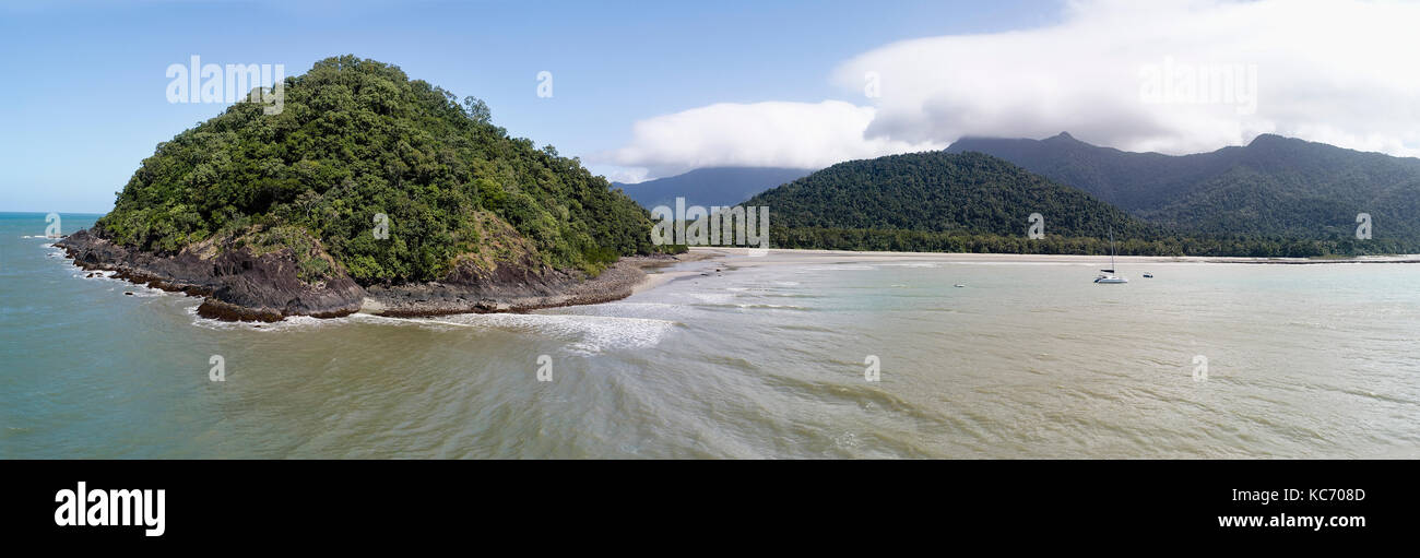 Australien, Queensland, blauen Himmel über grüne Halbinsel Stockfoto