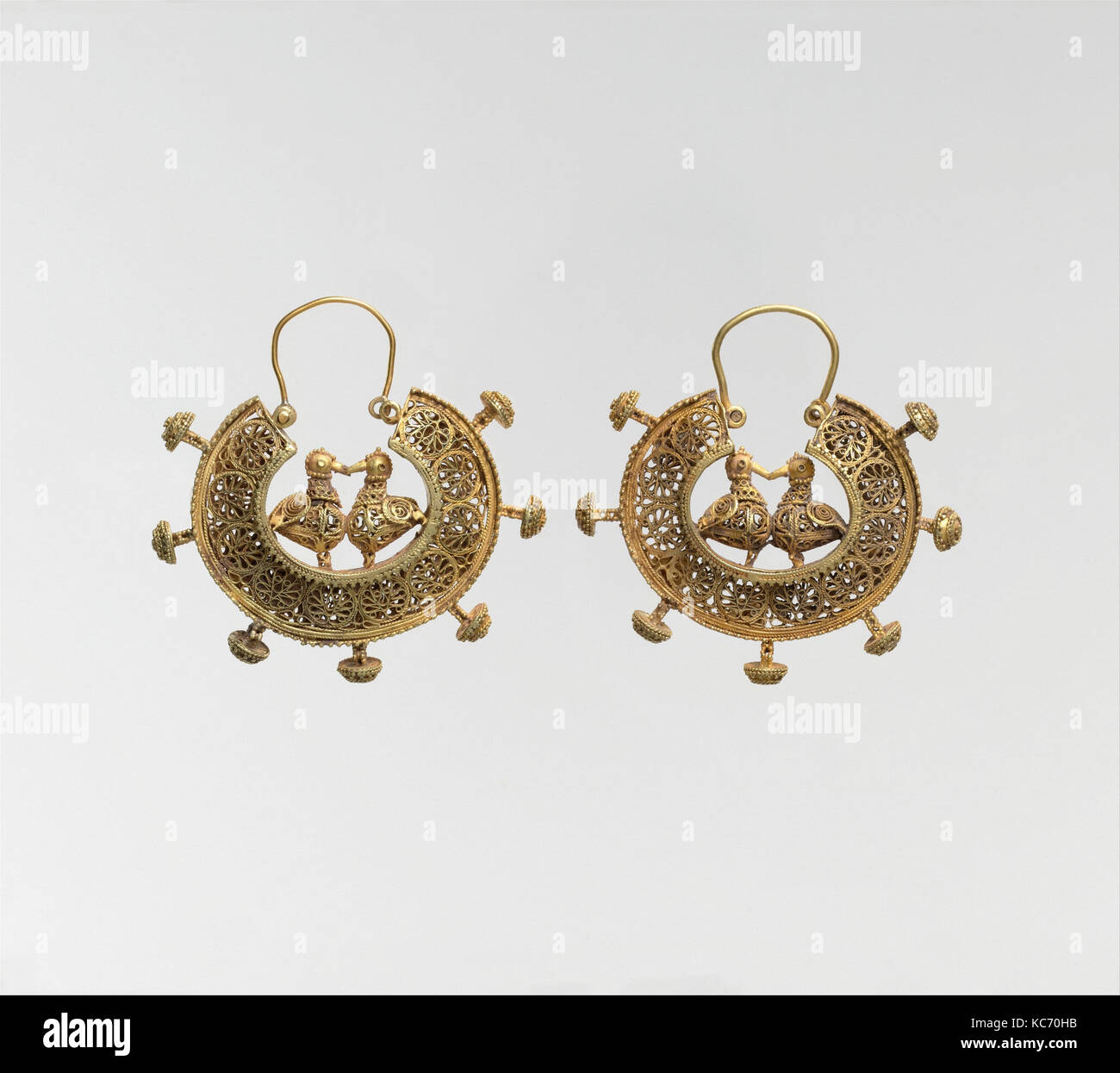 Paar Ohrringe, 11. - 12. Jahrhundert zugeschrieben, in den Iran, nach Gold, filigrane und Granulation, Schmuck, dieses Paar halbmondförmige Stockfoto