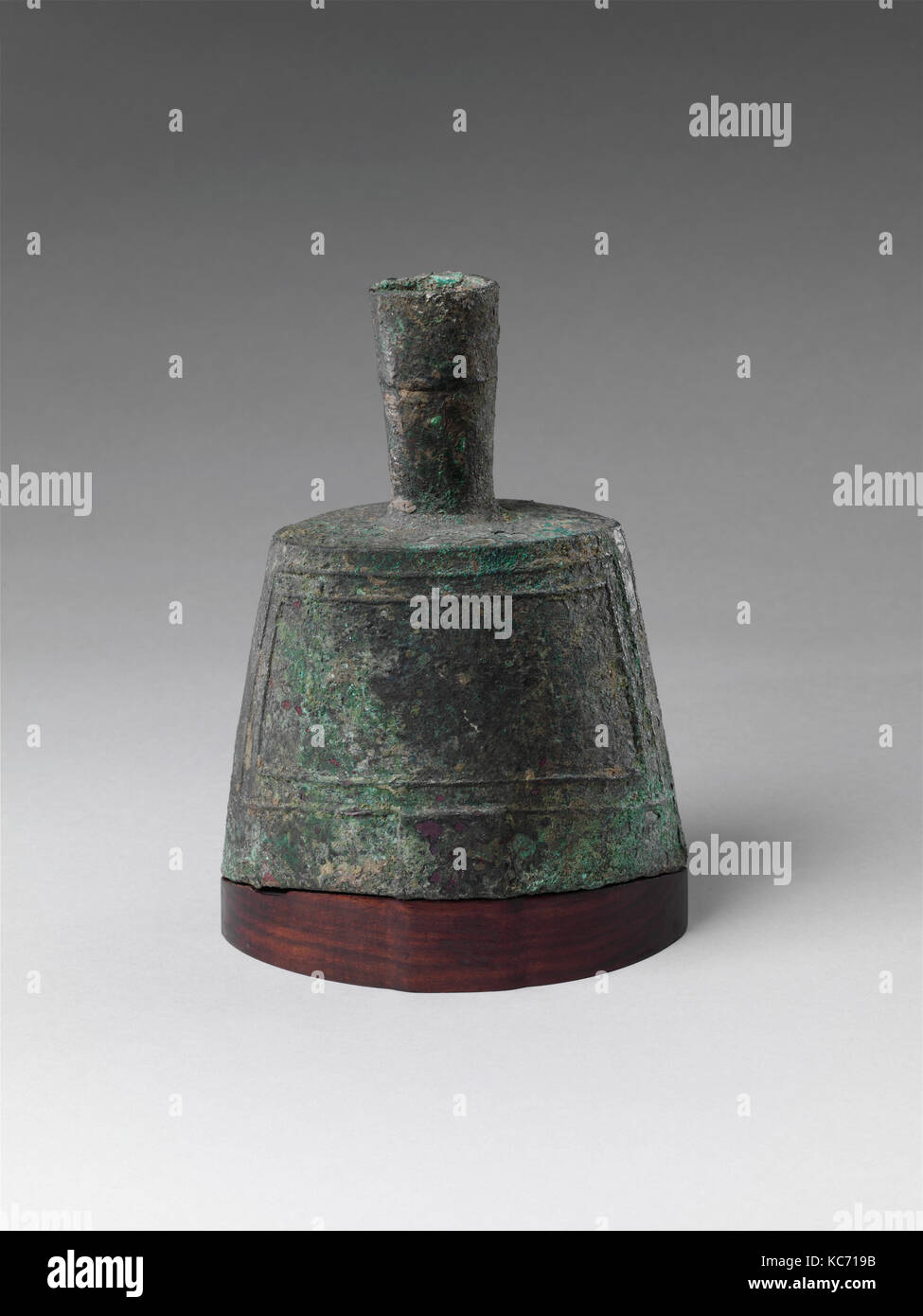 Bell auf Basis, Qin (221 - 207 v. Chr.), der Westlichen Han (206 v. Chr. - A.D. 220) dynasty, China, Bronze, Holz, H.6 3/8 in. (16,2 cm); W. (base Stockfoto
