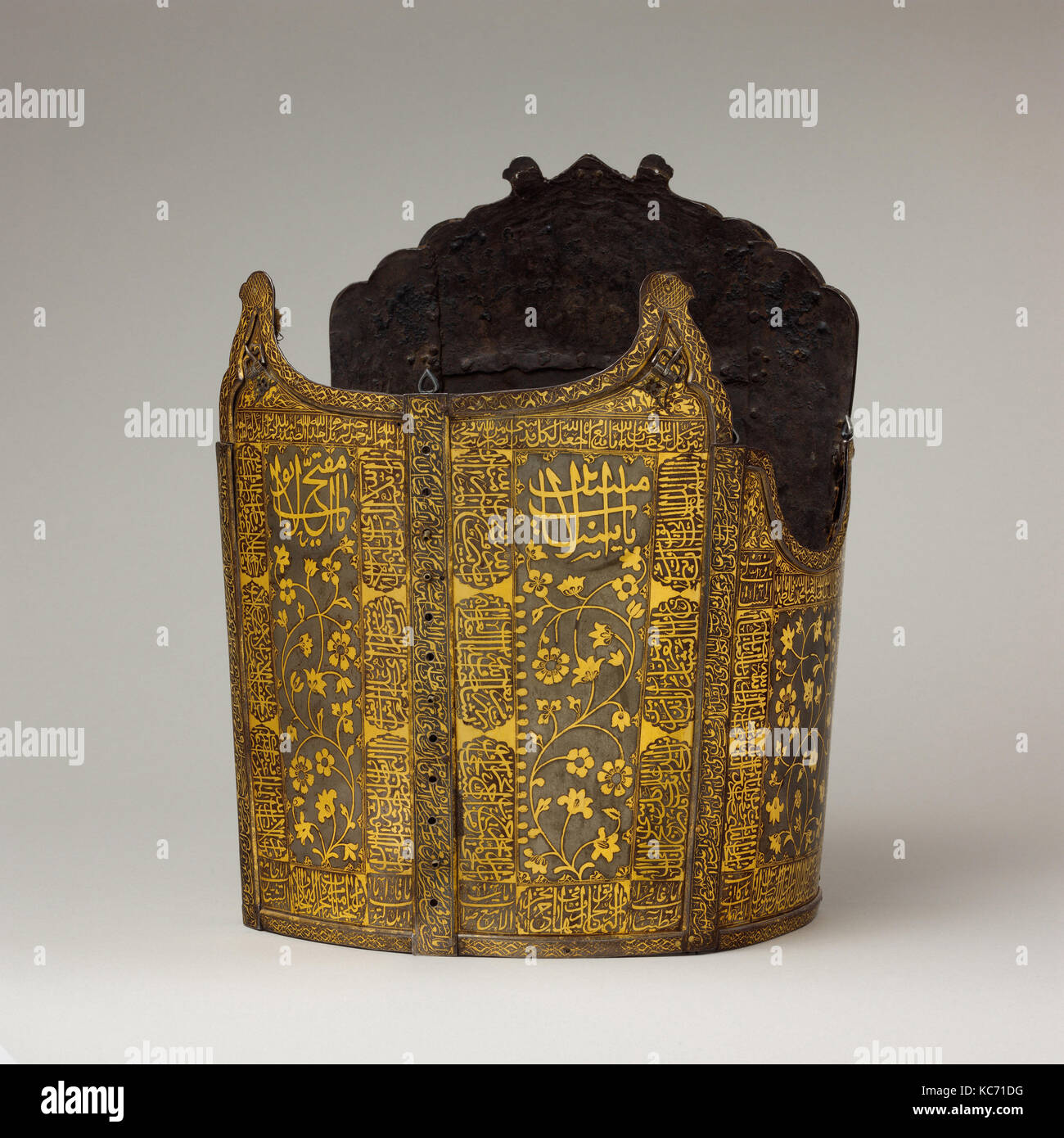 Cuirass (Char - Aina), Ende des 18. Anfang des 19. Jahrhunderts, indische oder Iranische, Stahl-, Gold-, Textil-, des Schildes H. 13in. (33 cm Stockfoto