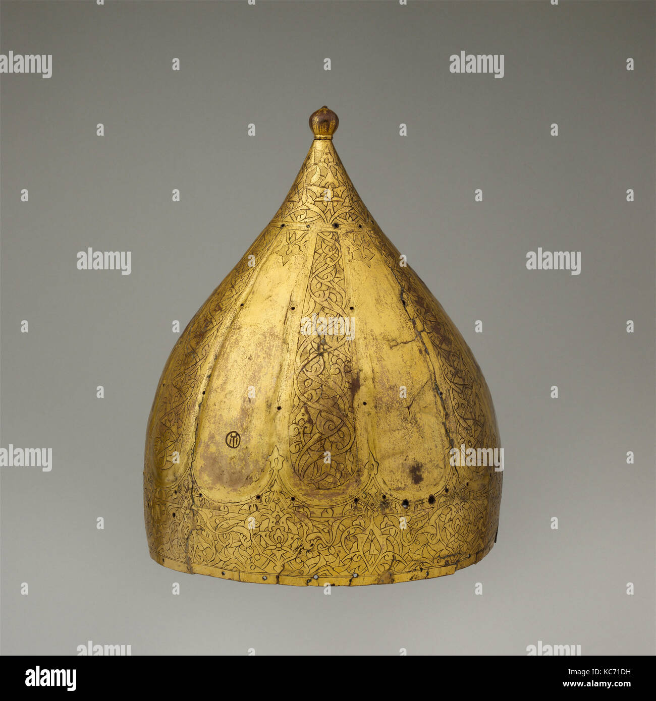 Helm, Anfang des 17. Jahrhunderts, in der Türkei, in Kupfer; Relief, Gravur, gepunktet, und 10 13/16 x 9 1/16 vergoldet, in. (27,5 x 23. Stockfoto