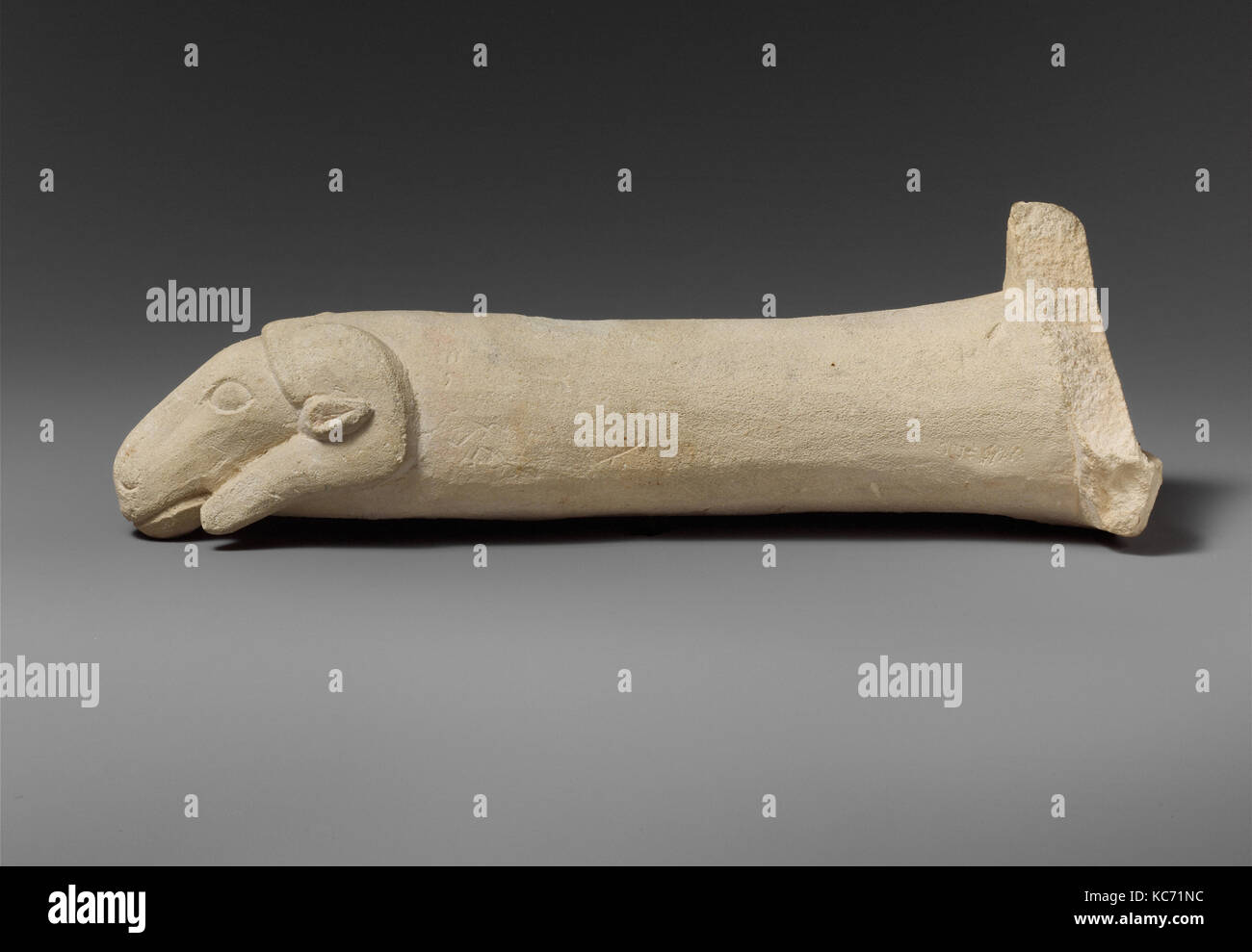 Kalkstein Griff einer Patera oder einem Brand Schaufel endet in einem RAM-Kopf, 5. Jahrhundert v. Chr. Stockfoto