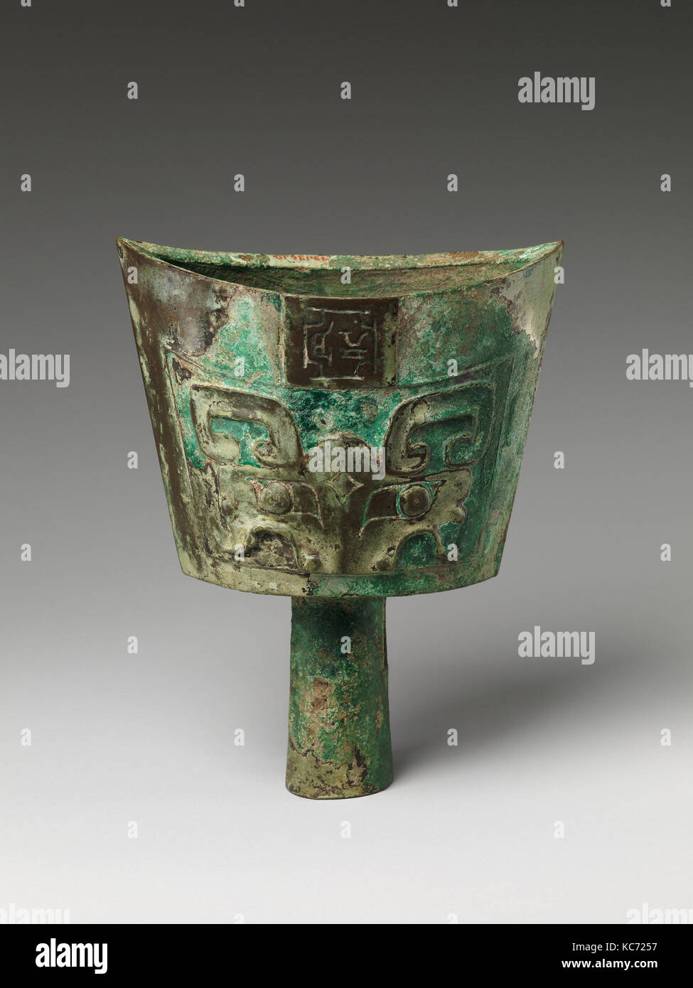 Bell (Nao), Shang Dynastie (Ca. 1600-1046 v. Chr.), China, Bronze, H. 6 1/16-in. (15,4 cm); W. 3 1/2 in. (8,9 cm); D.4 3/4 in. (12 Stockfoto
