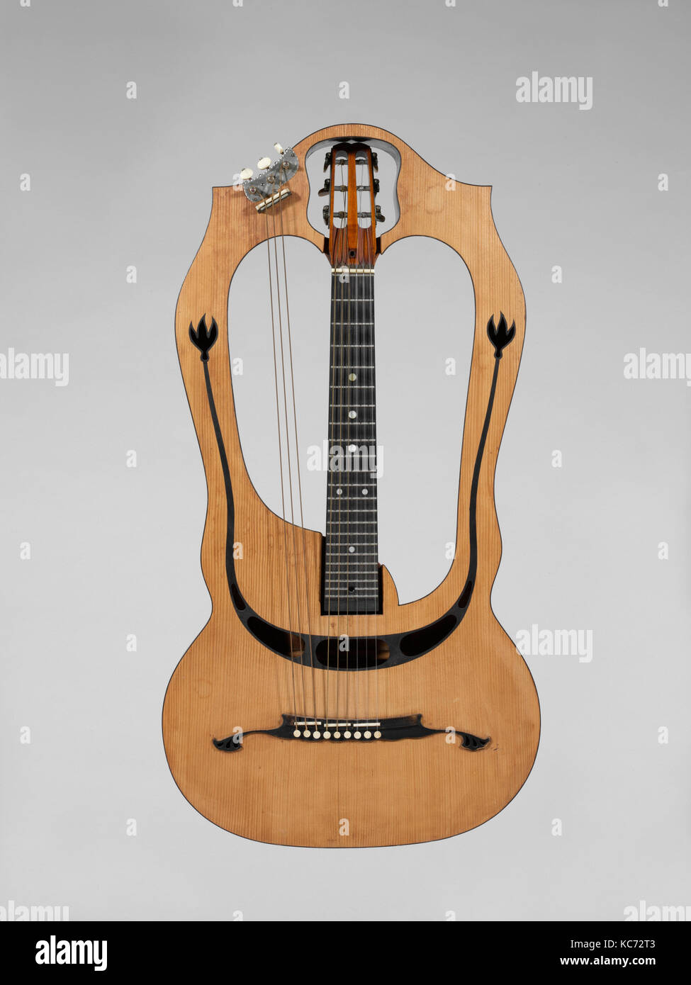 Harfe Gitarre, Ca. 1915, Cento, Italien, Italienisch, Ahorn, Fichte,  Ebenholz, Metall, 33 x 17 1/2 x 2 5/8 in. (83,8 × 44,4 × 6,7 cm  Stockfotografie - Alamy