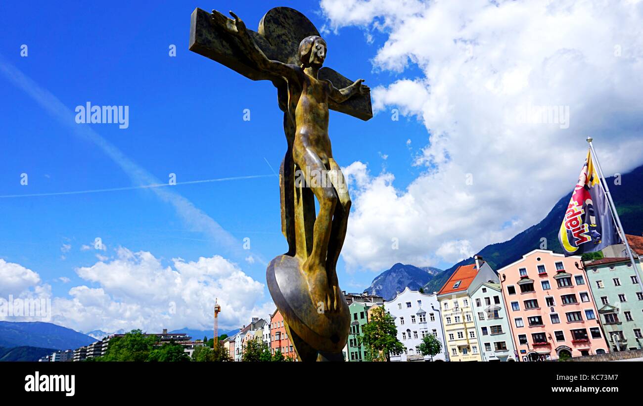 Christus am Kreuz, Kreuzigung Jesu auf der Brücke über den Inn in Innsbruck, Österreich Stockfoto