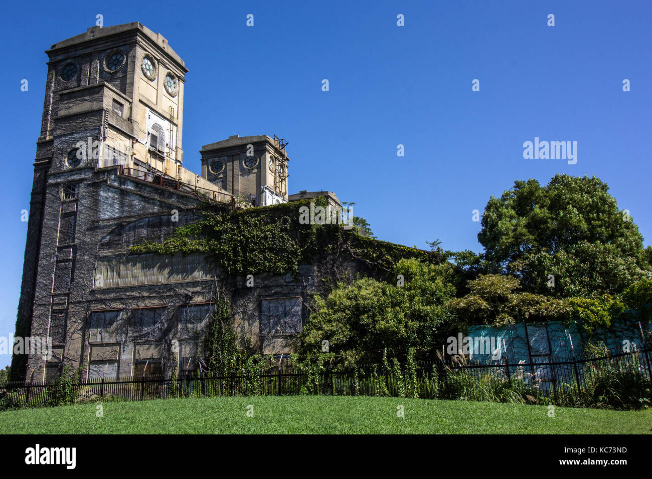 Die Negishi Pferderennen Tribüne ist einer der bekanntesten der verlassenen Ruinen in Japan und eine beliebte Urban Explorer Ziel, aber es ist Stockfoto