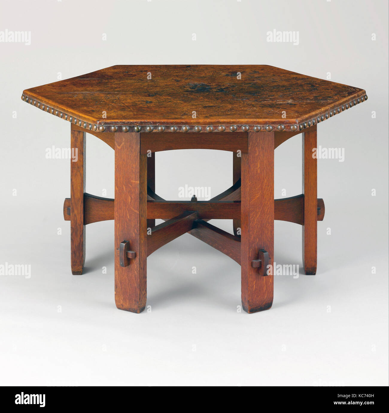 Bibliothek Tabelle, Ca. 1906, in New York, New York, United States, amerikanische Eiche, Leder, H. in der 30. (76,2 cm); Durchm. 55 in Stockfoto