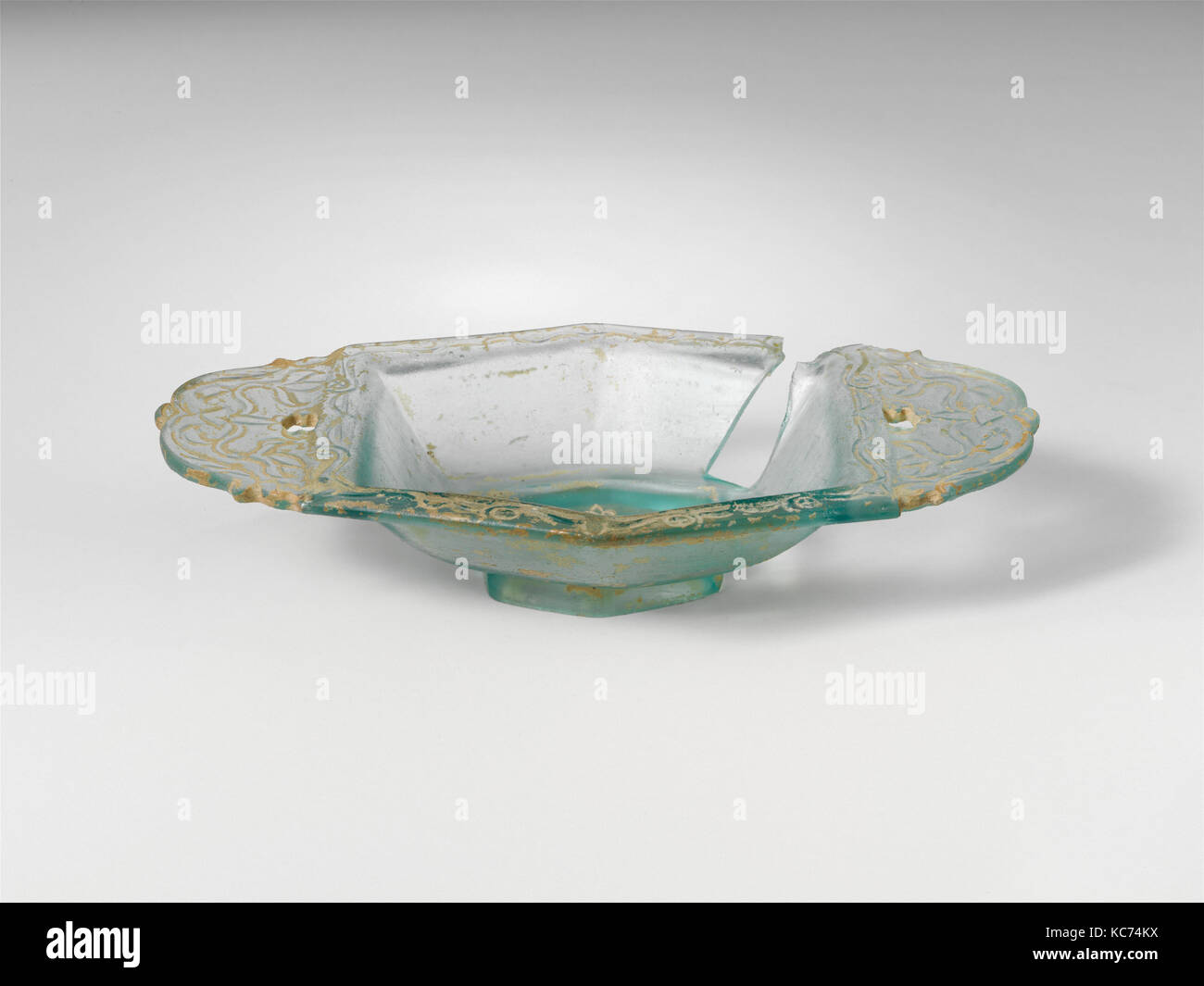 Glasschale, Imperial, Ca. 100 - 150 N.CHR., Römische, Glas; Cast und Schneiden, 1 1/16 x 3 3/16 x 5 5/8 in. (2,7 x 8,1 x 14,3 cm), Glas Stockfoto