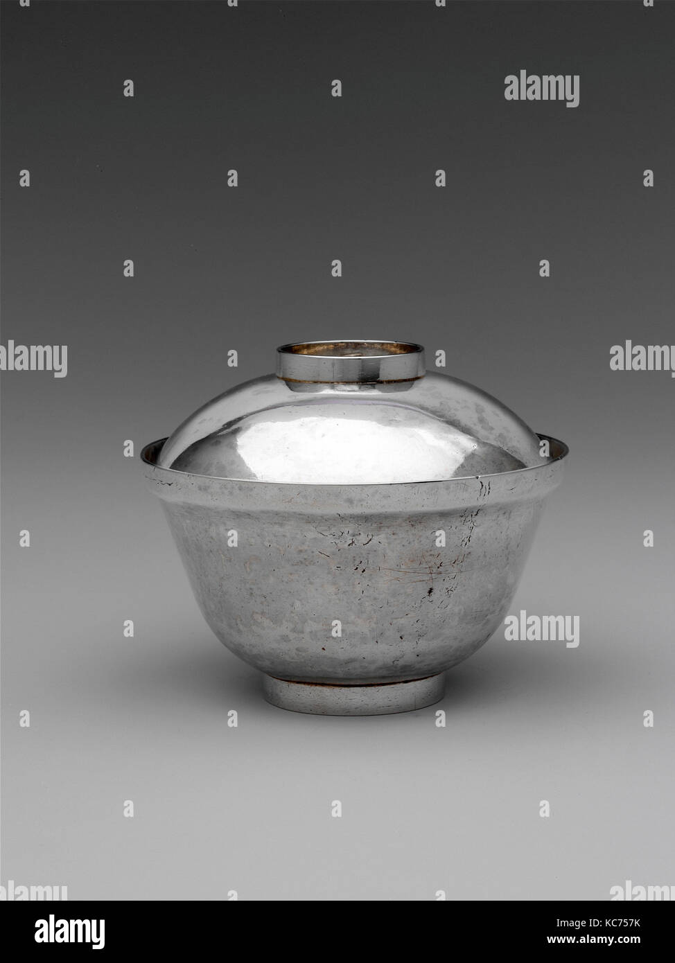 Sugar Bowl, 1735-55, American, Silber, Insgesamt: H. 3 1/2 in. (8,9 cm); 8 oz. 8 dwt. (261.2 g), Silber Stockfoto